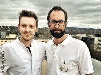 Andrew Browne (links) und Dr. Tilman Rachner erhielten den „von Recklinghausen-Preis“ der Deutschen Gesellschaft für Endokrinologie (DGE).