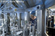 Ultrastarke Laserblitze des Hochleistungslasers DRACO am HZDR gelangen in diese Vakuumkammer und feuern auf ein Material (Target). [...]