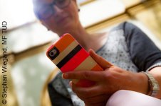 Smartphone-Apps sind heute oft ständige Begleiter im Alltag und rücken ins Blickfeld für Präventions-Ansätze.