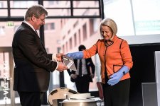 staatsministerin_christine_clauss_lagert_mit_dr._andre_gerth_das_100.000._stammzelldepot_ein_q.jpg