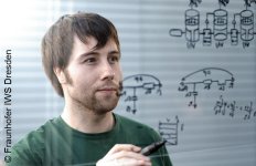 Mathematische Modelle helfen Mathias Busek das Strömungsverhalten in mikrophysiologischen Systemen zu optimieren, damit sich organotypische Zellverbände ausbilden können.