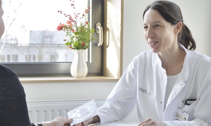 Funktionsoberärztin PD Dr. Christine Hofbauer: „Die Therapie stimmen wir individuell für jeden Patienten im Sarkom-Tumorboard mit allen beteiligten Kollegen ab, um danach mit den Betroffenen gemeinsam eine Entscheidung für die richtige Behandlung zu treff