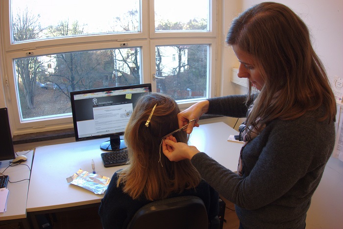 Den Studienteilnehmern werden Haar- und Speichelproben für die Analyse der  biologischen Stressmarker entnommen. © STRESSCOG Studie